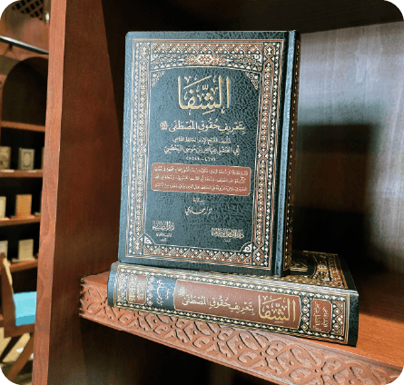 مصحف معروض على رفّ المكتبة