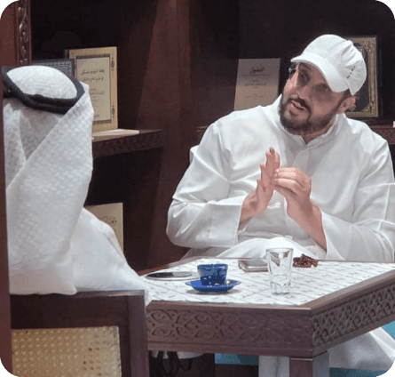ضيوف المقهى في جلسة حوار