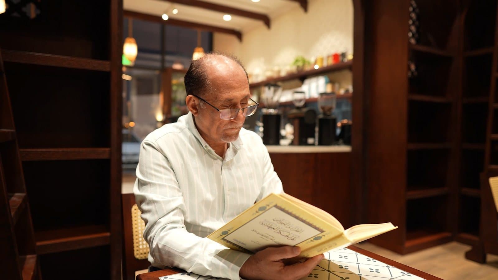 أجواء المقهى بين رفوف الكتب